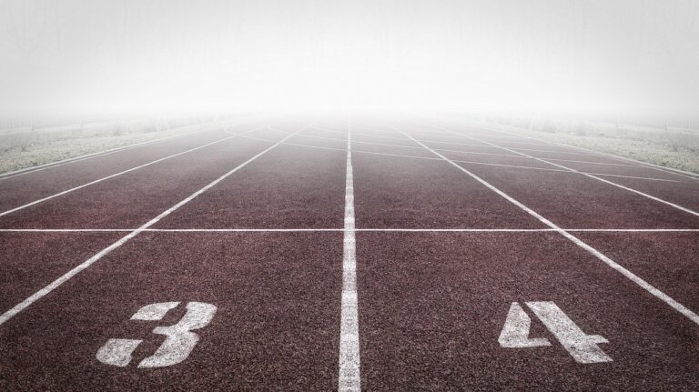 Running Track Numbers Fog  - RemazteredStudio / Pixabay